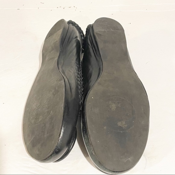 Tory Burch 6.5 Medallion Black Leather Rubber Sole Flats - Picture 7 of 7